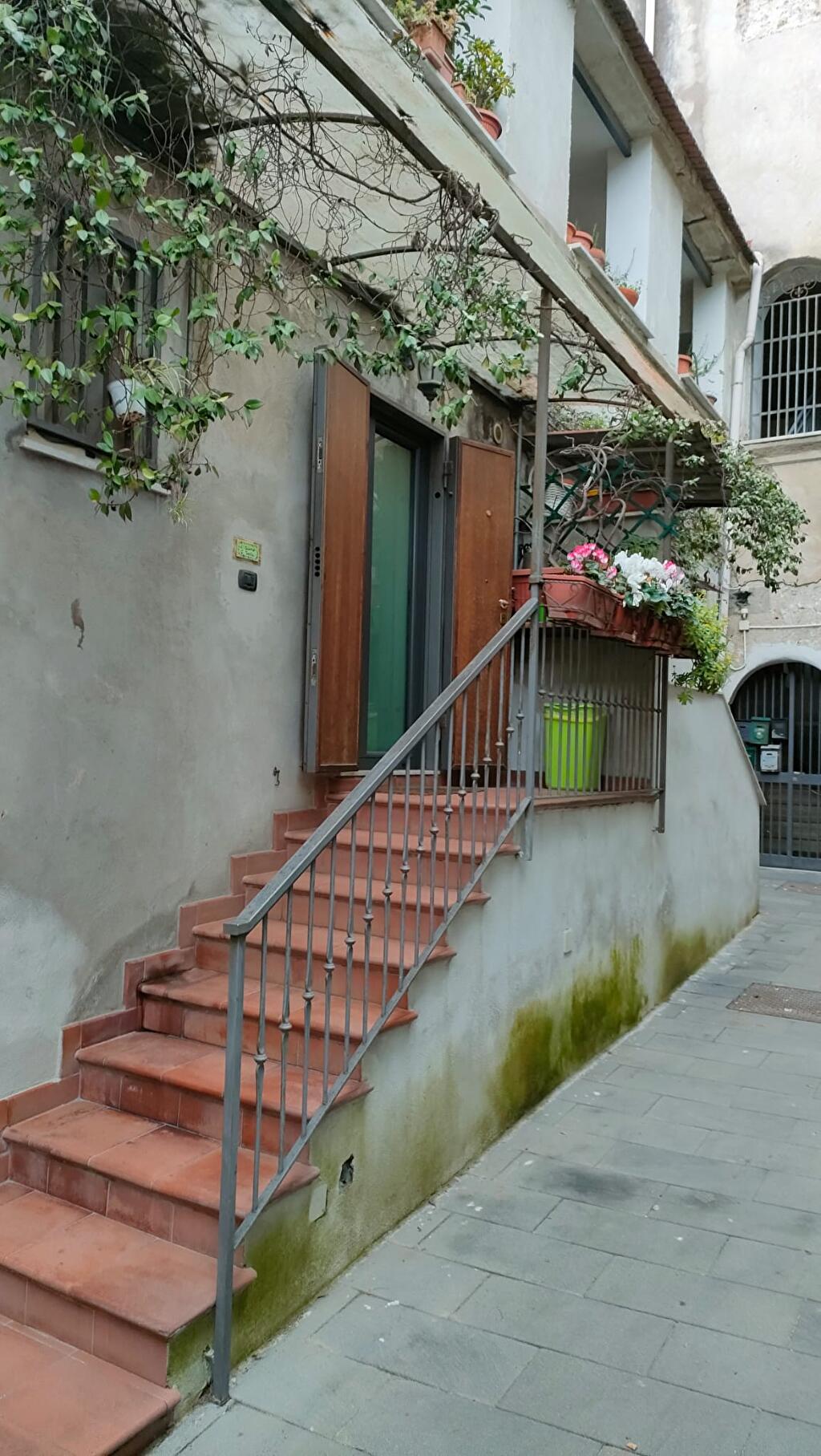 Immagine 1 di Appartamento in affitto  in Traversa san Rocco (via vecchia san Rocco a Capodimonte) 7 a Napoli