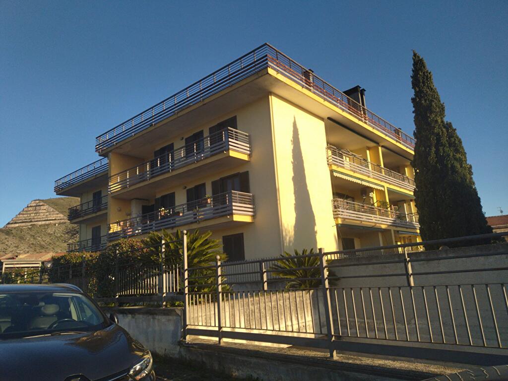 Immagine 1 di Abitazione tipica in vendita  in roma 1 a Caserta