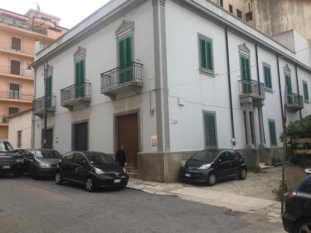Immagine 1 di Negozio in affitto  in Via Garibaldi 23 a Villa San Giovanni