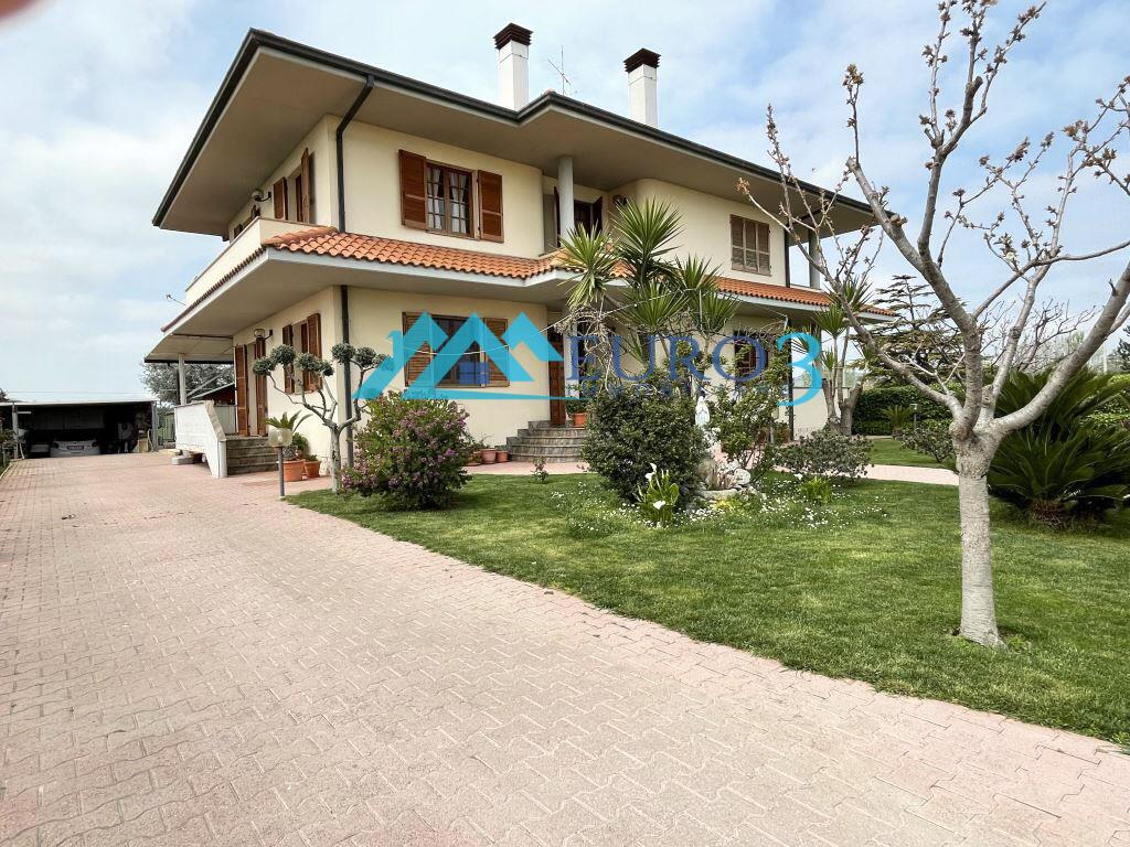 Immagine 1 di Villa in vendita  in viale piave 43 a Martinsicuro