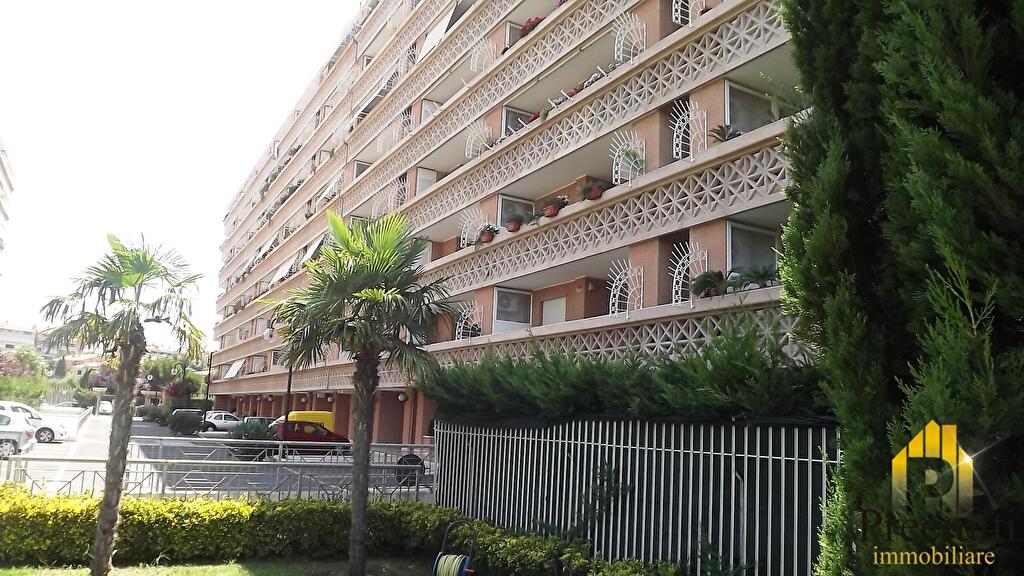 Immagine 1 di Appartamento in vendita  in Via Roberto Ago 26 a Roma