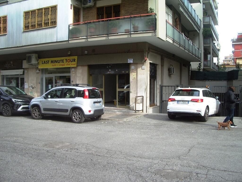 Immagine 1 di Negozio in affitto  in Via Marco Tabarrini  21B a Roma