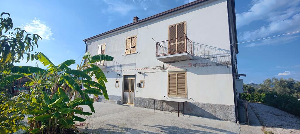Immagine 1 di Casa semindipendente in vendita  in via Palistro 3 a Castelnuovo Cilento