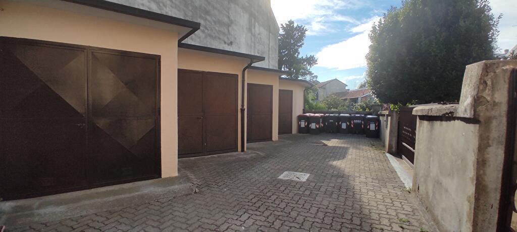 Immagine 1 di Garage in vendita  in Viale Dante  13 a Novara