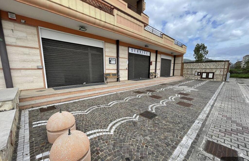 Immagine 1 di Locale commerciale in affitto  in Via 9 Novembre  49 a Santa Maria Capua Vetere