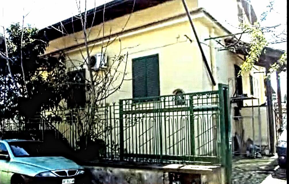 Immagine 1 di Villa in vendita  in via Gaetano Quagliariello 73 a Napoli
